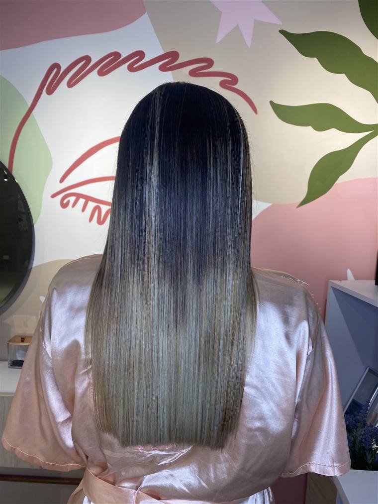Cabello con mechas platinadas, liso y con brillo: resultado en The Beauty Bar