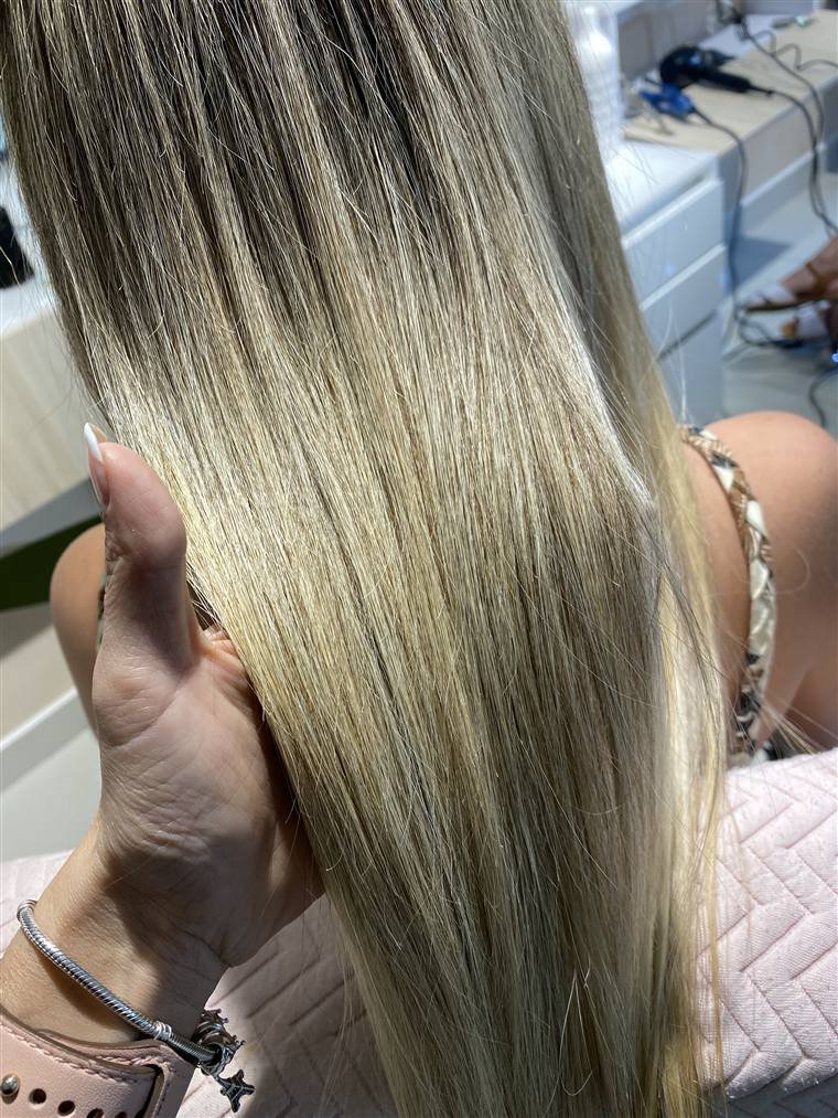 Cabello rubio liso, suave y con brillo en The Beauty Bar