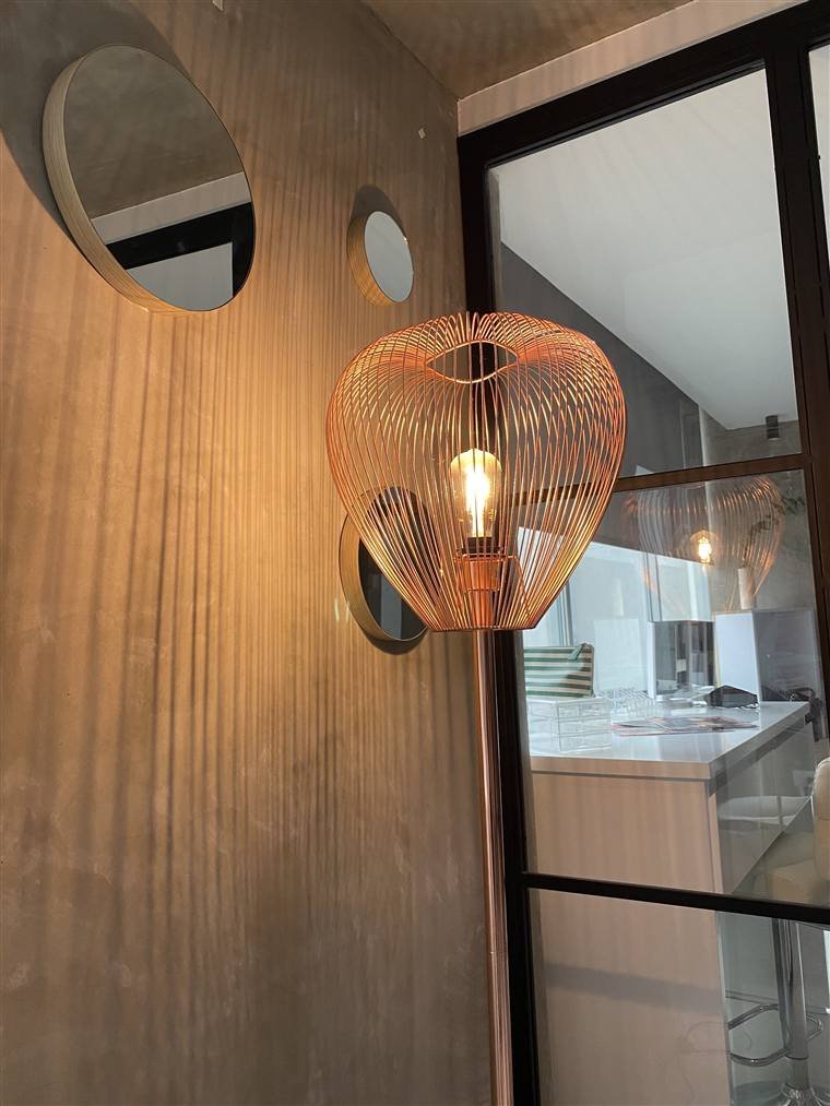 Lámpara de cobre y pared de madera en The Beauty Bar