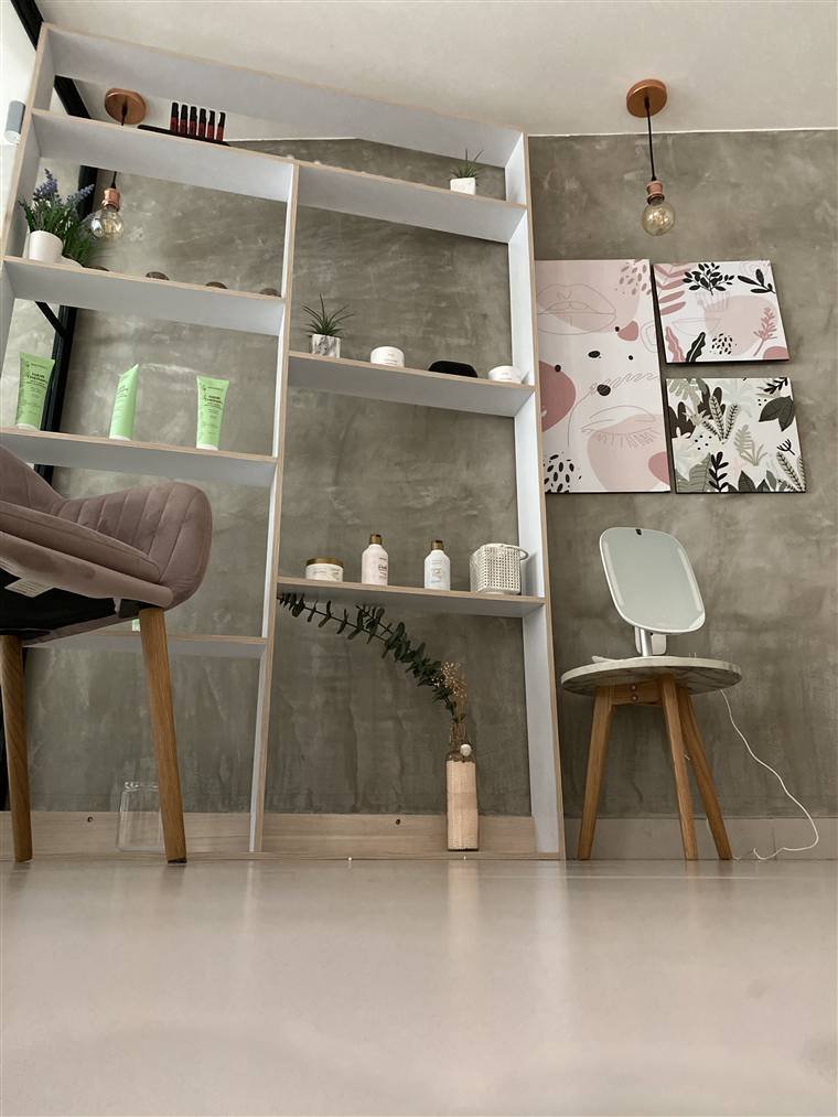 Espacio de trabajo de The Beauty Bar con estantes y luz natural