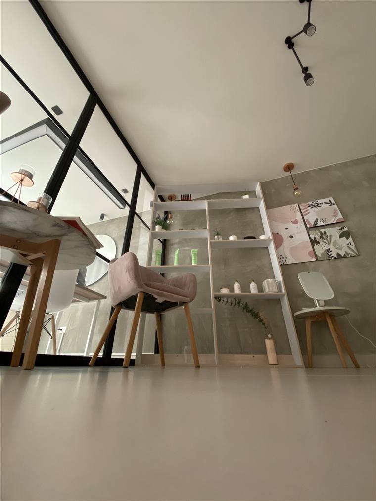 Interior de The Beauty Bar con luz natural, estantes y tocador